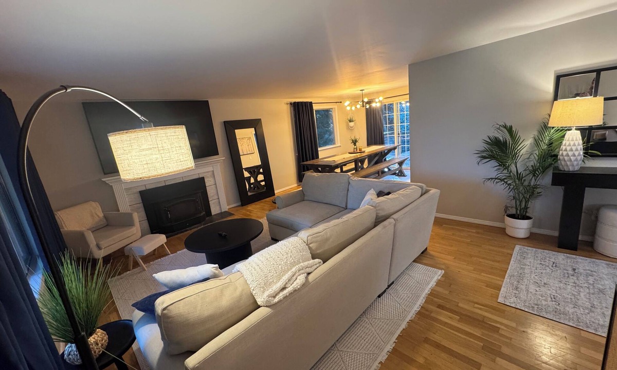 Squak Mountain House | 3-bedroom home in Issaquah with fitness rm, sauna, pool table & yard trampoline