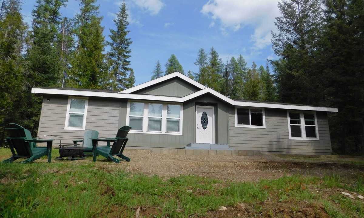 Priest River House | 3 bedrooms home on 100 feet of Lamb Creek frontage, in the heart of Priest lake