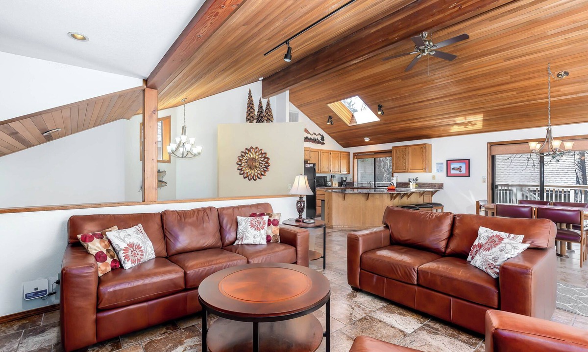 Sunriver House | 3 BR, Sleeps 7, River Views, AC, Hot Tub, Ping Pong, Bikes - GOLD05