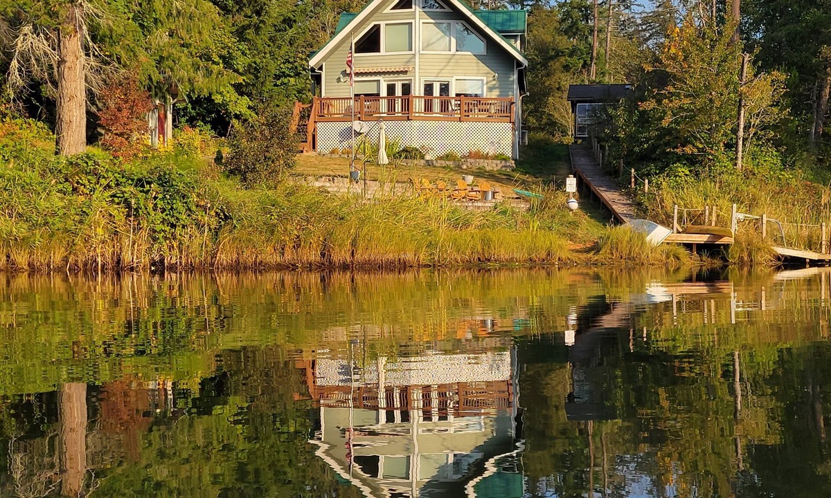 Longbranch House | 3 BR Waterfront retreat, great deck, beaches, fireplace & game room