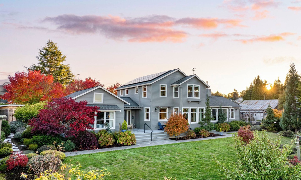 Coupeville House | 3-Home Coastal Retreat w/Sauna, Firepit & Greenhouse | Seabright Haven