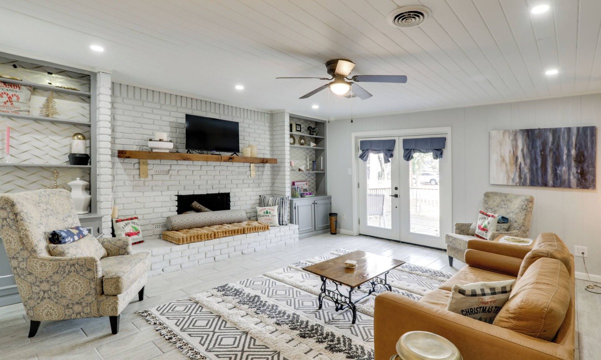 Pine Bluff Cottage | 3 Mi to Saracen Landing! Family Getaway w/Deck