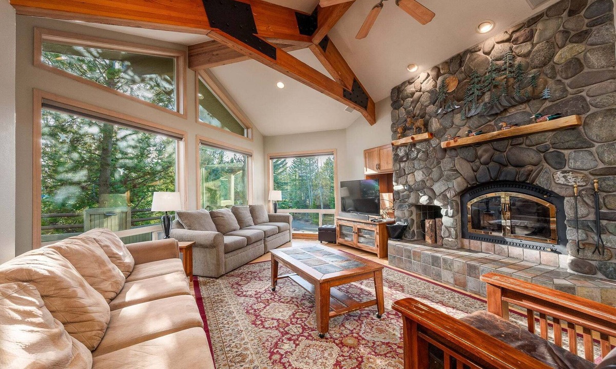 Sunriver House | 3 Mulligan - Hot Tub with Wooded Views, Wine Cellar, SHARC passes, Comfort & Style