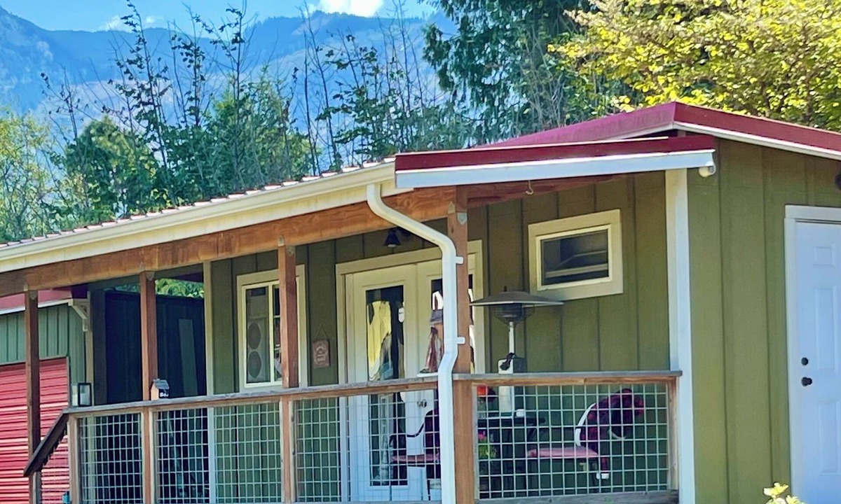 Deming Cottage | 3 Rivers Farm Guest Cottage. Charming Farm Stay cottage in Deming, Wa,