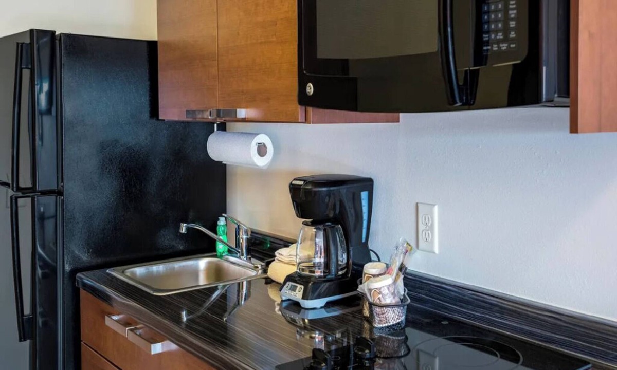 Bismarck Hotel | 3-Room Unit Near Kirkwood Mall – Perfect for Shopping