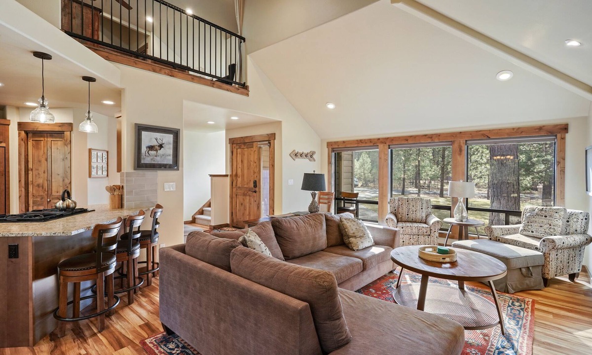 Sunriver House | 3 Tumalo - Heart of Sunriver, Hot Tub, SHARC Passes, Ping Pong, Bikes, Updated