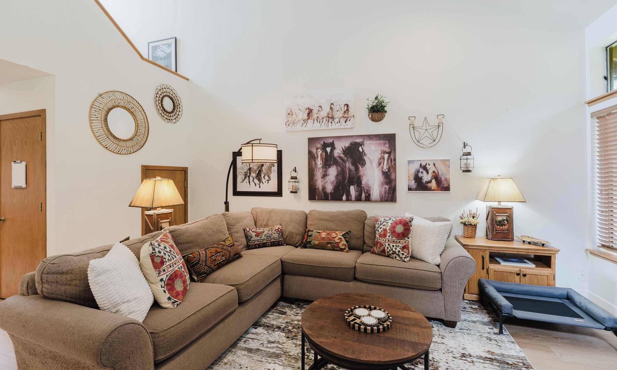 Sunriver Apartment | 3BR Townhouse Near SHARC & Village - Dog Friendly