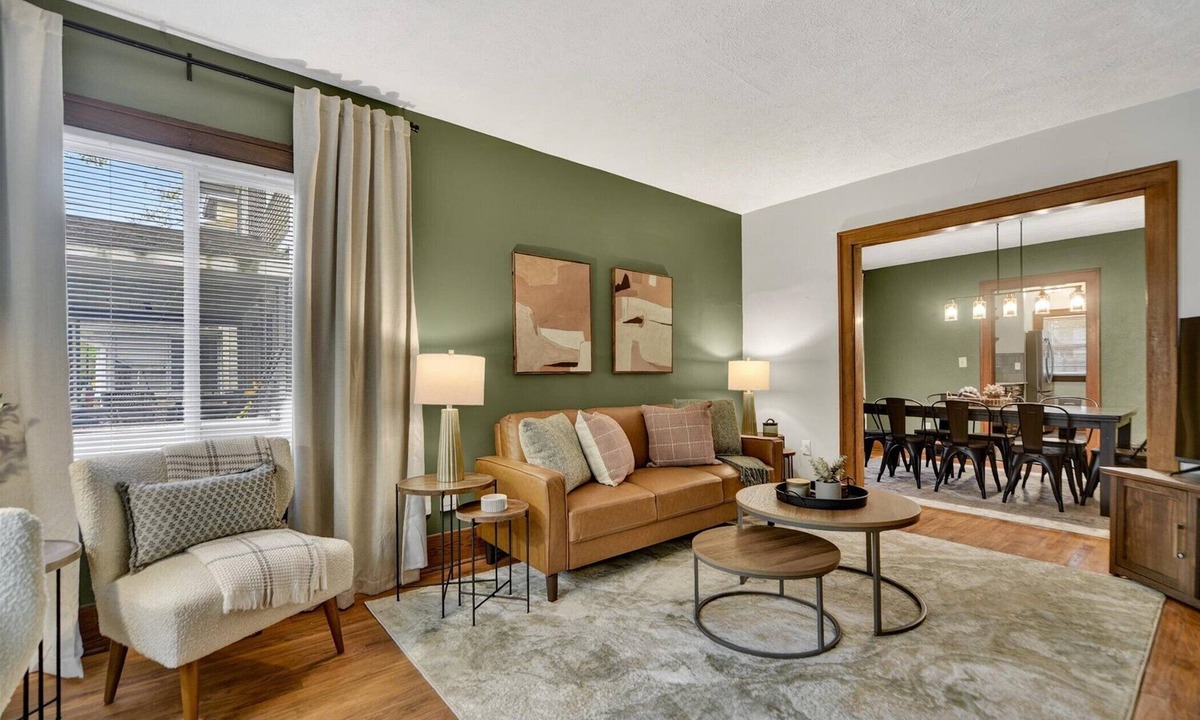 Lansing House | 4 bed/2 bath, Relaxing, Seating for 8, Family Gathering location