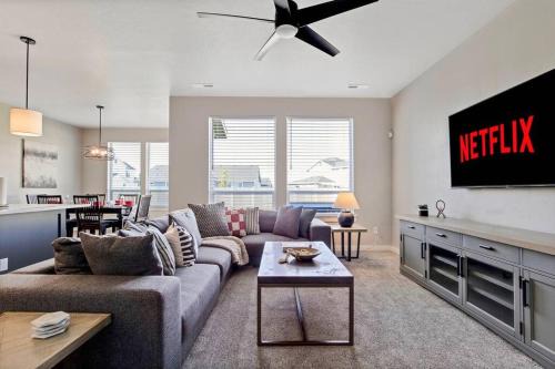 Meridian House | 4 Bedroom Home with Full Office Space and Hot tub!