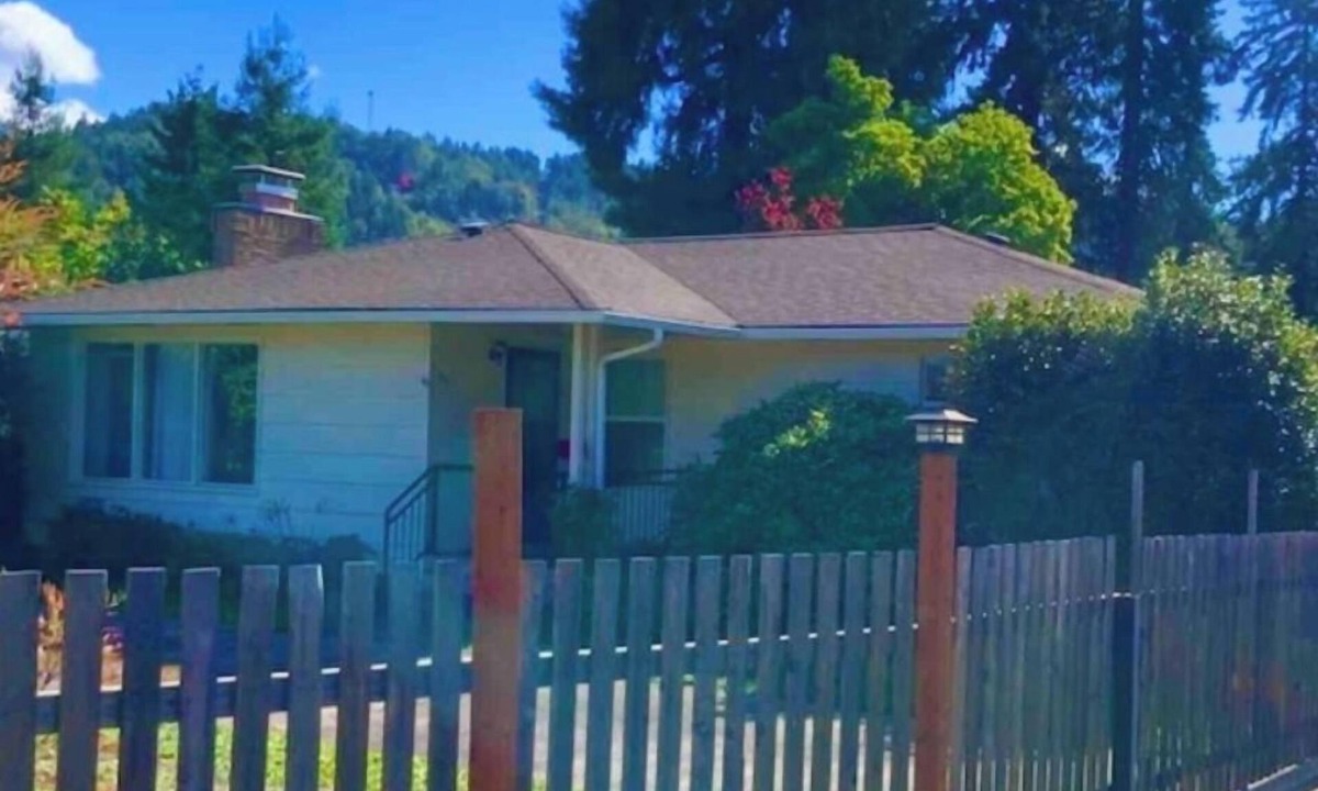 Roseburg House | 4 BEDROOM House across from River in Best Roseburg area!