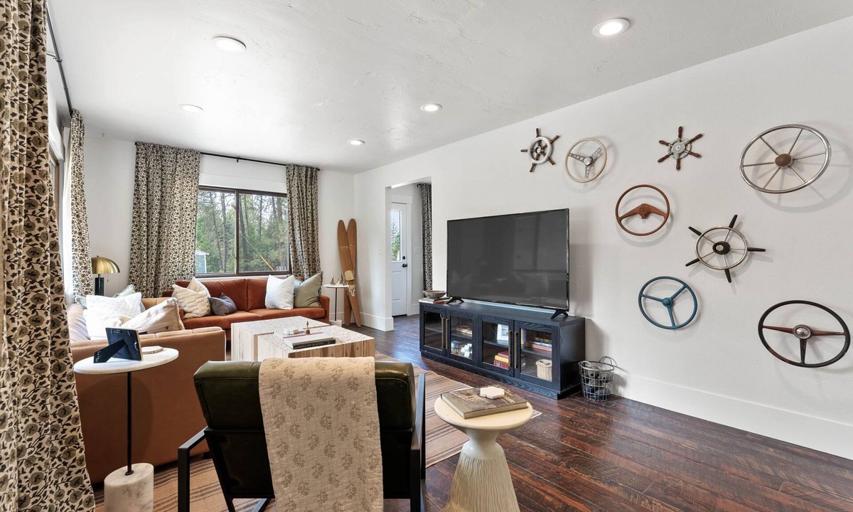 Nine Mile Falls House | 4-bedroom Private Lake House in charming Nine Mile Falls
