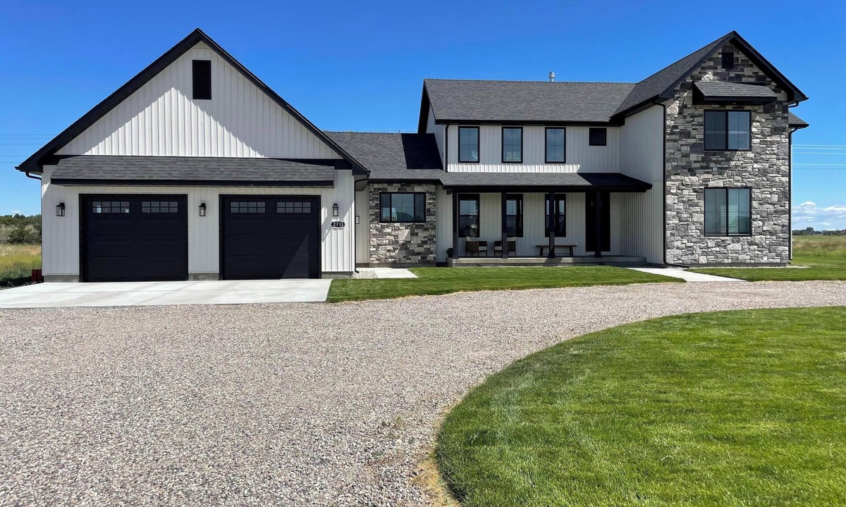 Rexburg House | 4 bedrooms & attached bathrooms, EV charge, water purifier, gas fireplace, games