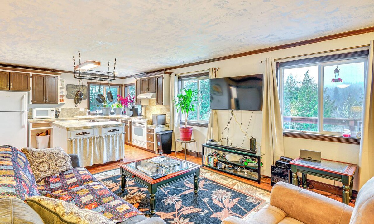 Sandy Apartment | 4 Mi to Sandy, Oregon: Studio w/Mtn View