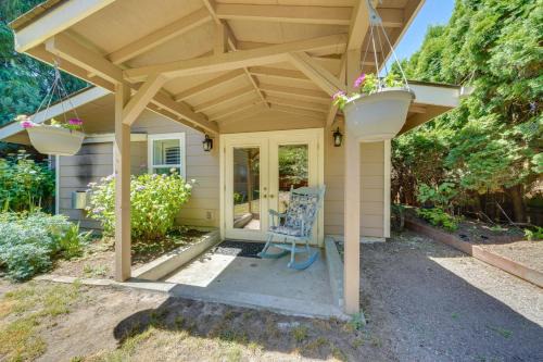 North Juanita House | 4 Mi to Waterfront & Wineries! Quiet Getaway