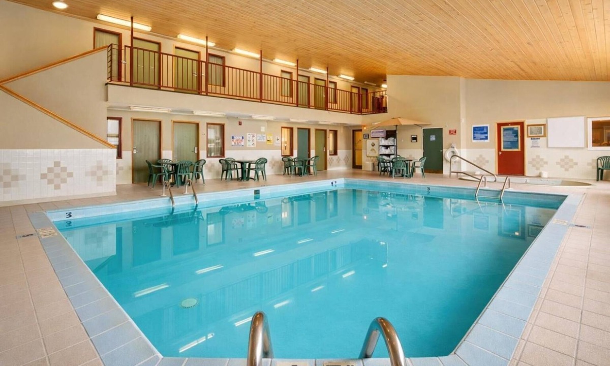 Devils Lake Hotel | 4 Pet-Friendly Accommodations near Lake Region Heritage Center | Free Parking