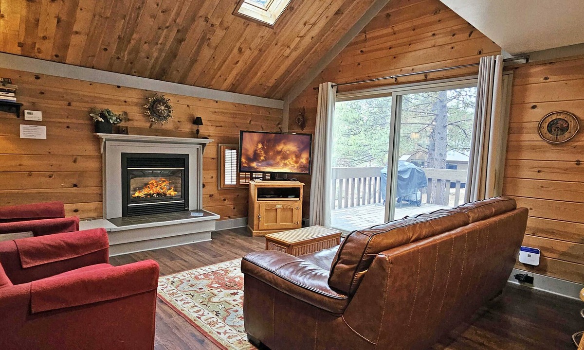 Overlook Park Condo | 4 Pole House-Sunriver, Oregon: BBQ, WiFi, SHARC Aquatics, Tubing Hill, Mt. Bachelor, Golf, Deschutes River, Tennis, Bike Paths