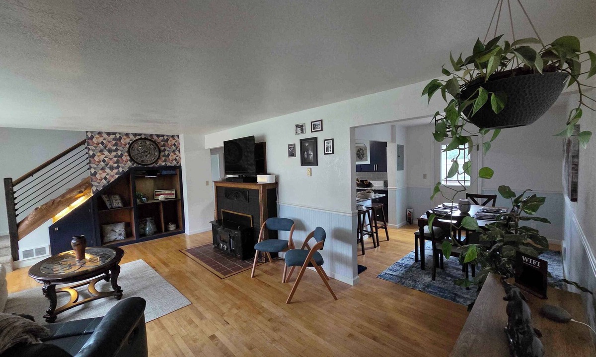 Florence House | 4BR Florence Coastal Home Walk to Old Town Near Oregon Dunes Pet Friendly