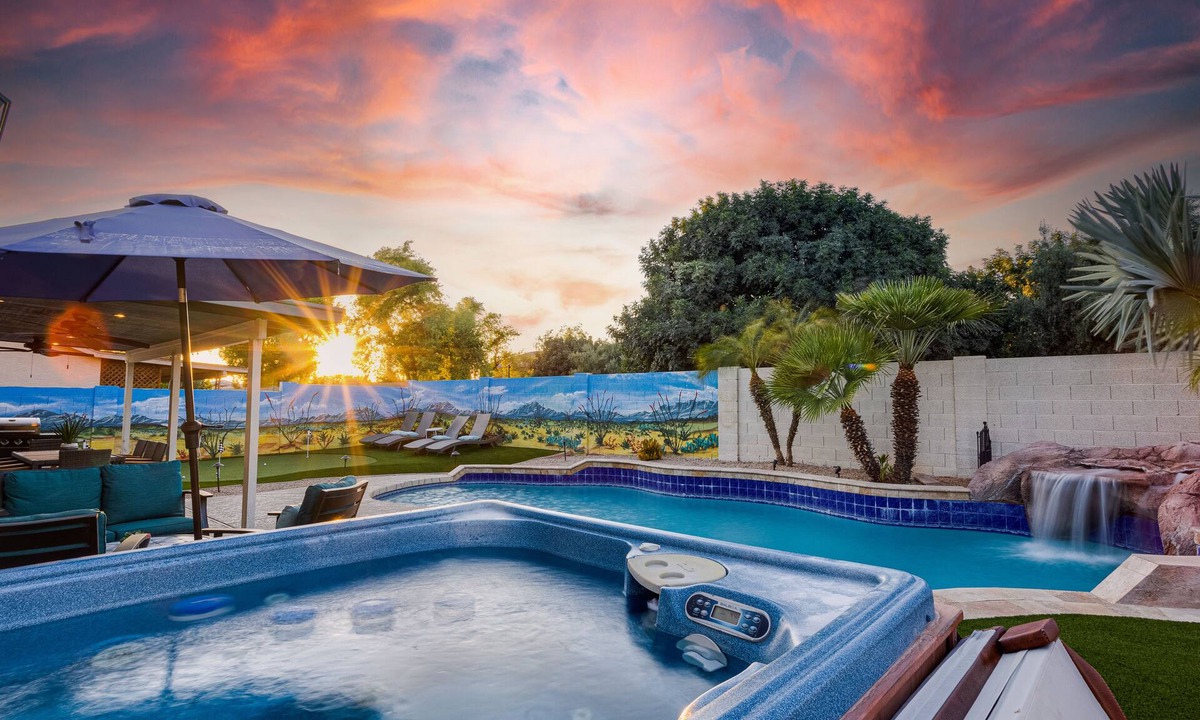 Glendale House | 4BR w pool, fire pit, 3 king rooms