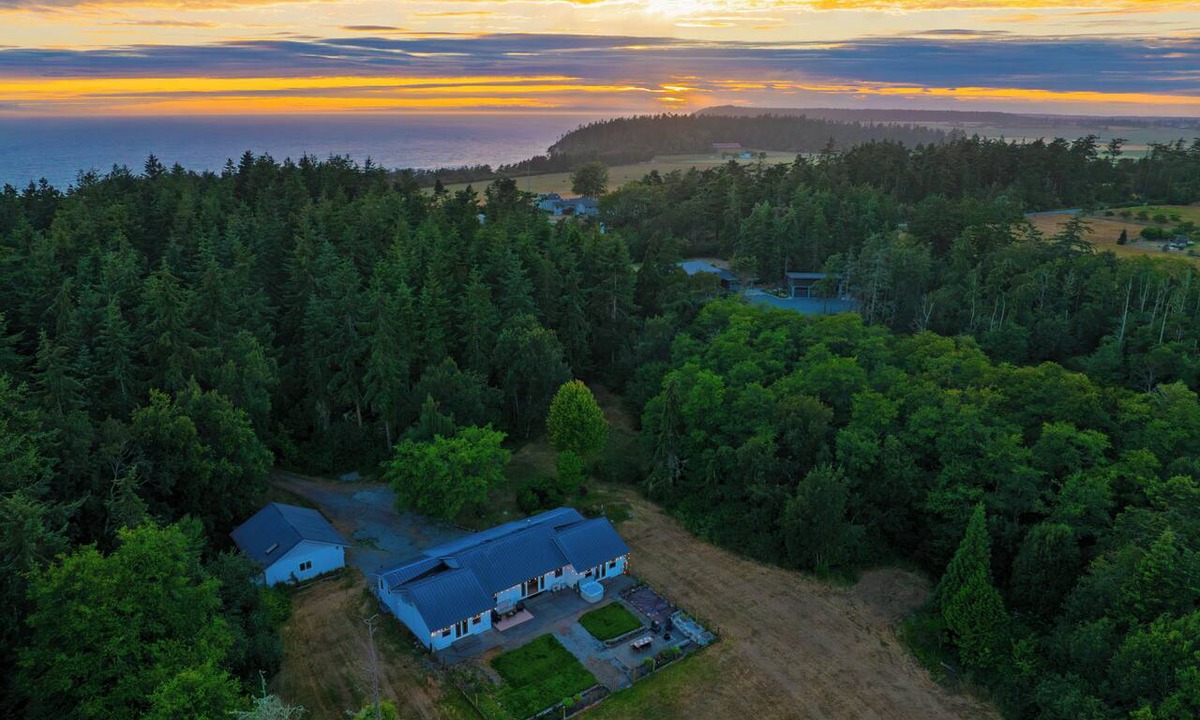 Coupeville House | 5-Acre Estate + Hot Tub | Firepit + Dining & Near Trails | Edgefield Farmhouse