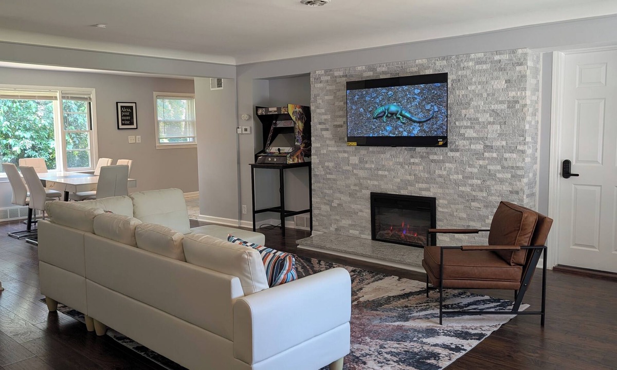 Romulus House | 5 bedroom Detroit Metro Airport Home!