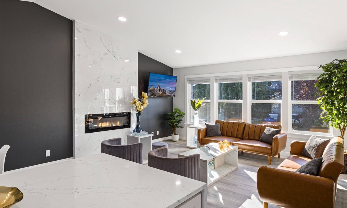 Bothell House | 5BD/3BA Retreat w Hot Tub, Sauna & Patio - 20 min to Seattle
