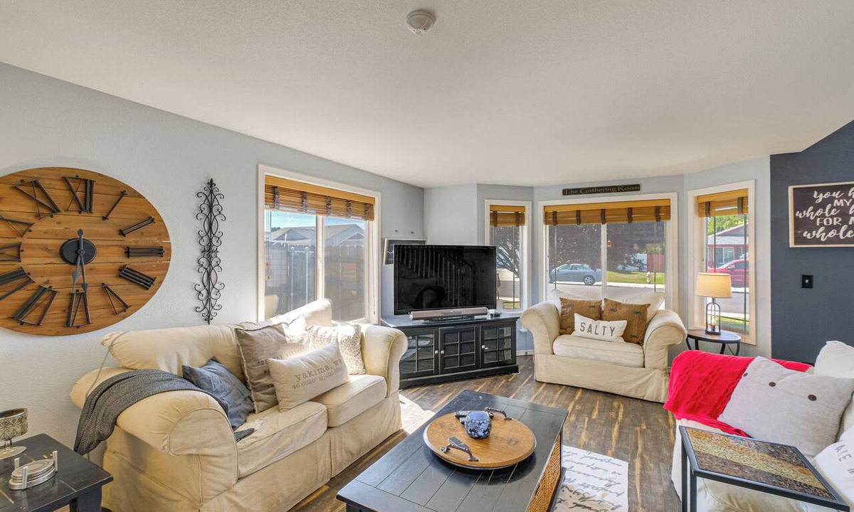 Moxee House | 5BR Home Near Breweries Wineries Weddings and More