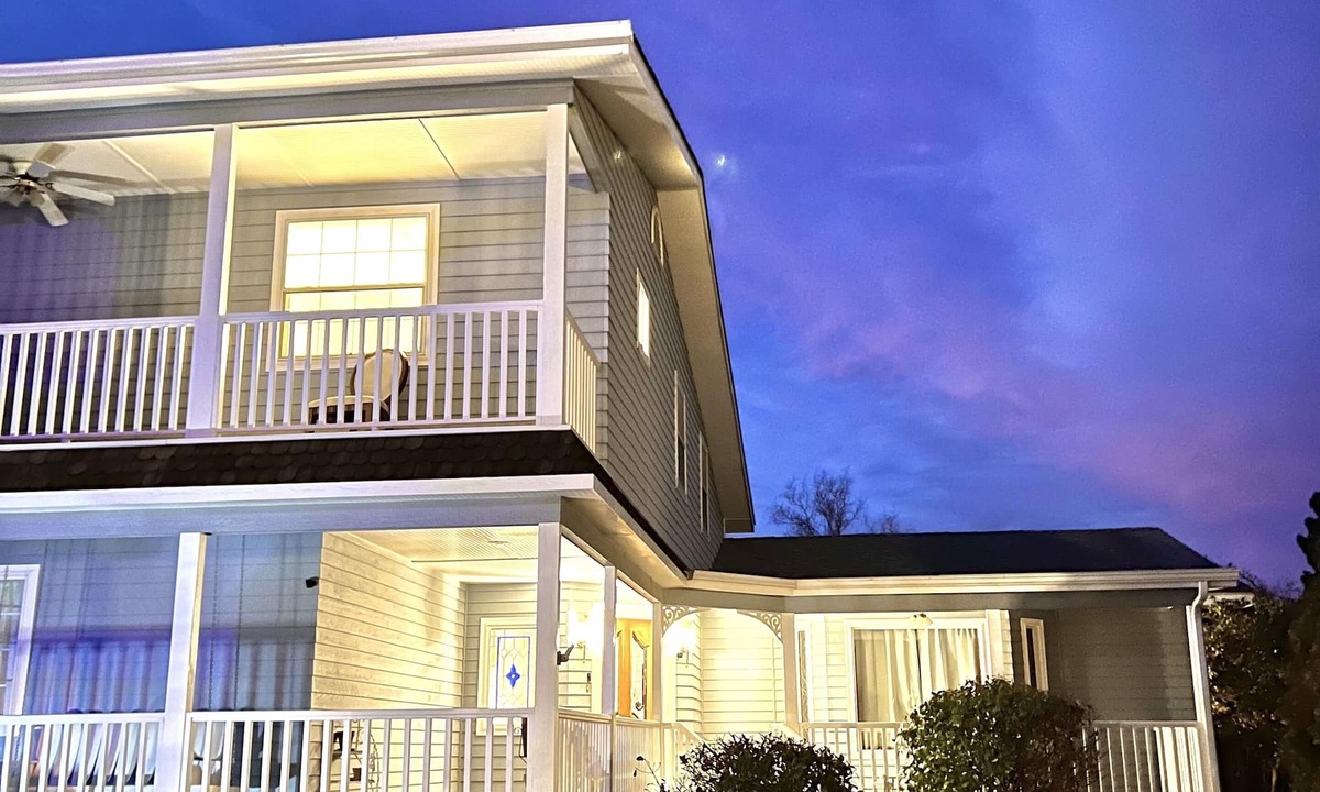 Page House | 6 Bedrooms + 6 Bathrooms + 3 Dining + 2 Living Room + 2 Porch + 6+ Parking space