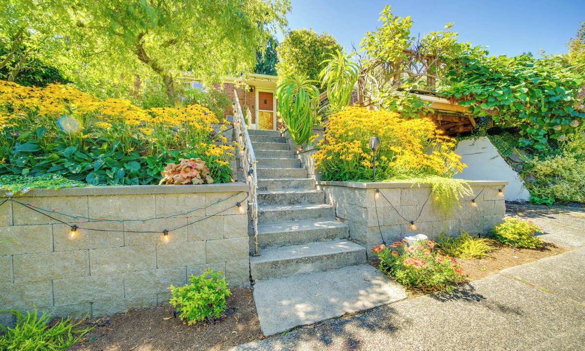 Loyal Heights Cottage | 6 Mi to Dtwn Seattle: Walkable Home w/Hot Tub