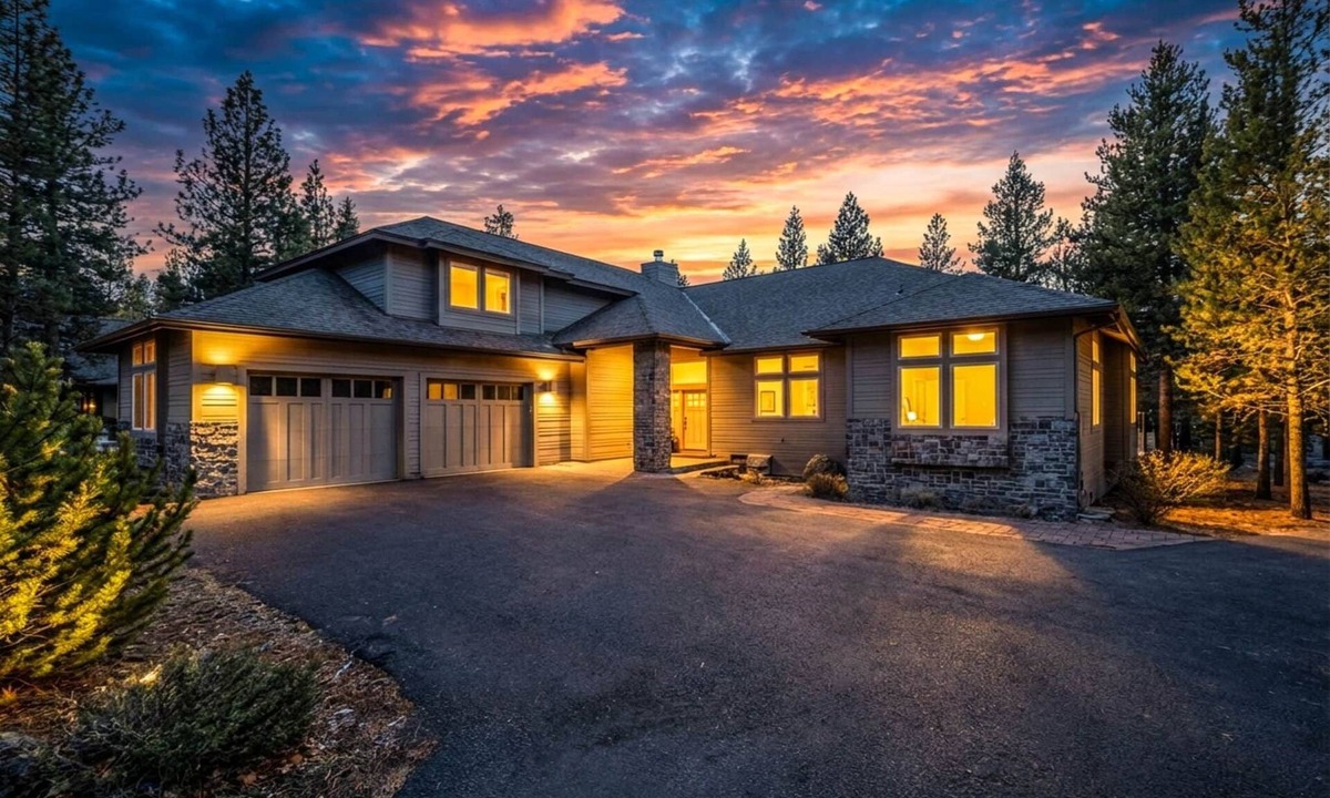 Sunriver House | 7 King Suites, Golf Views, Bikes, Hot Tub & SHARC Passes