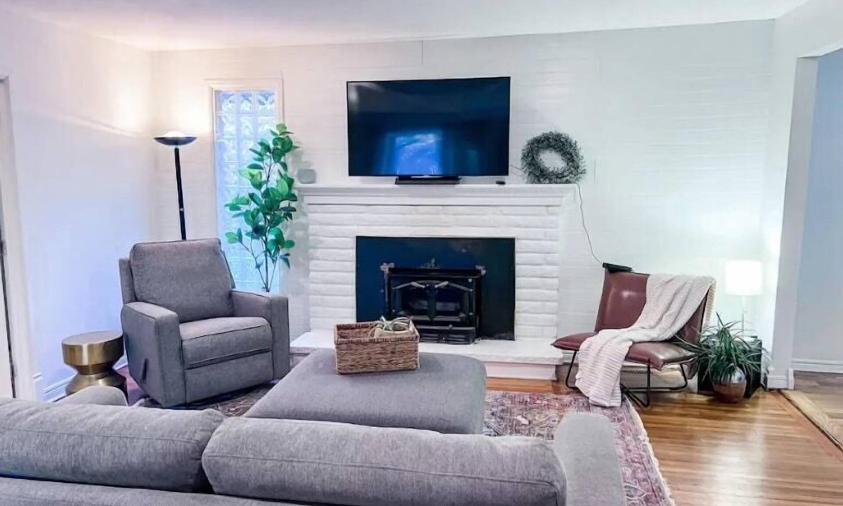 Kirkland House | 7406 WHOLE House (Including 7406A) · Convenient Kirkland Home w/Fenced Yard