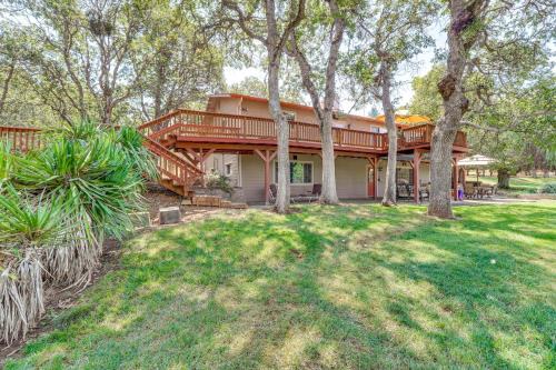 Jacksonville House | 8 Mi to Jacksonville: Oregon Getaway w/Deck!