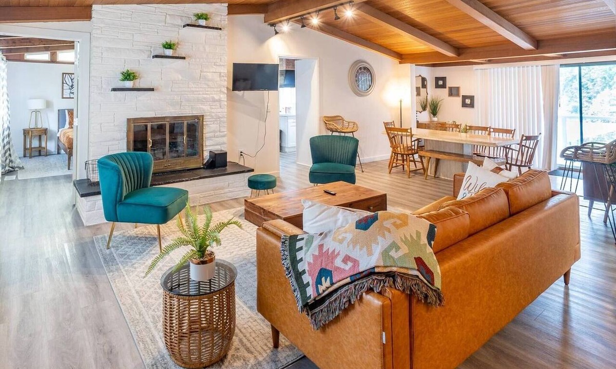 SeaTac House | 8BR Retreat|Sleeps 20Deck, BBQ, SeaTac | Sophari J