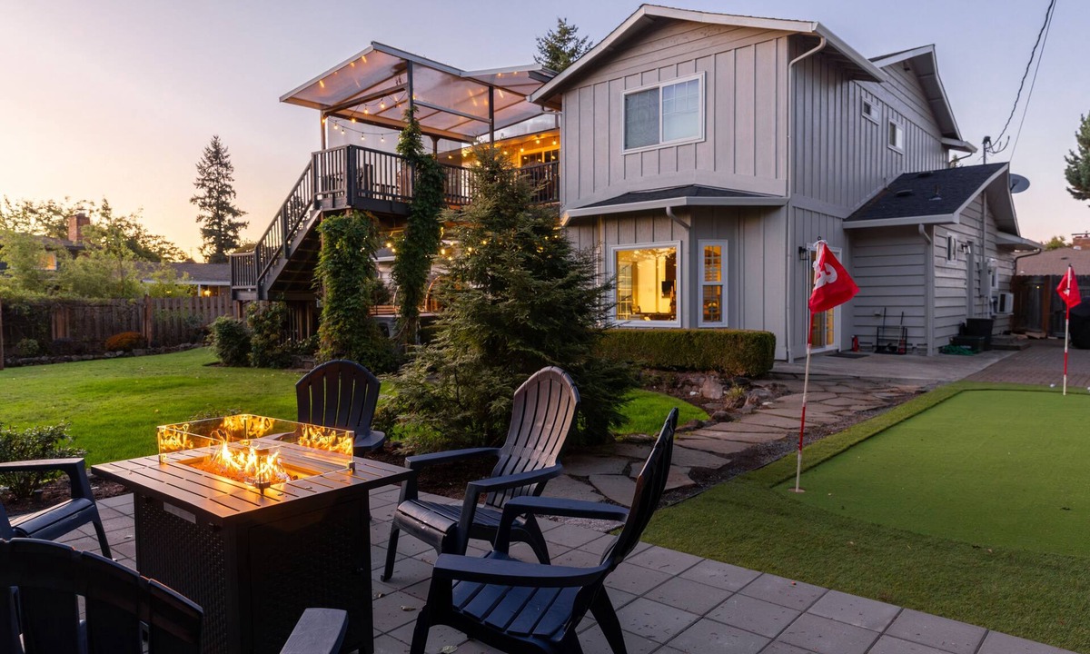 Vancouver House | 9 Bedroom, Hot Tub, Sauna, Patios, Golf, Game Room, Professionally Designed Home