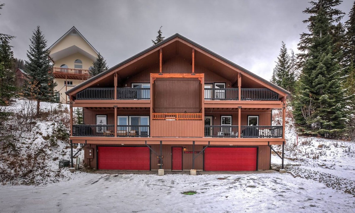 Sandpoint Cabin | 9 Bedrooms 8 Bathrooms with fabulous decks and lake views and a hot tub!