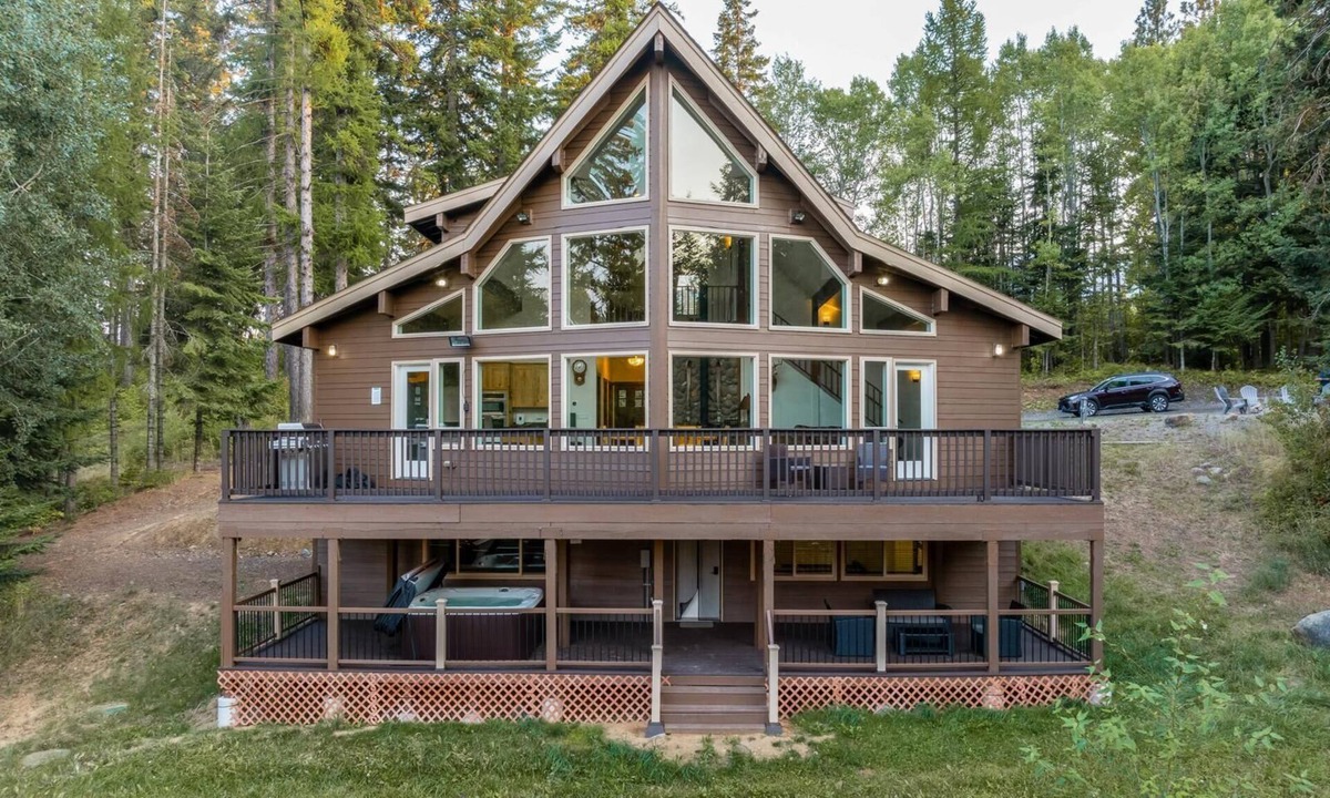 Cle Elum Cabin | A-Frame for 16 with Hot Tub & Sauna