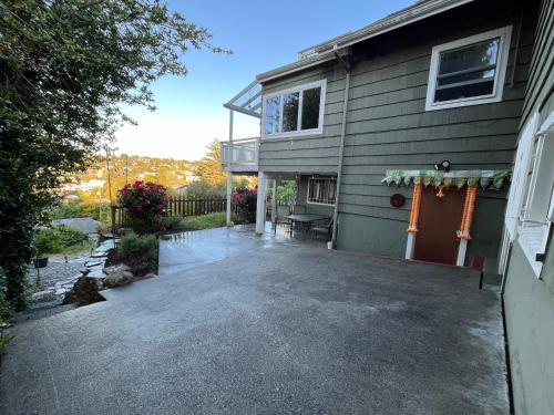 Magnolia Apartment | A Gem in the Emerald City: For Business and Travel