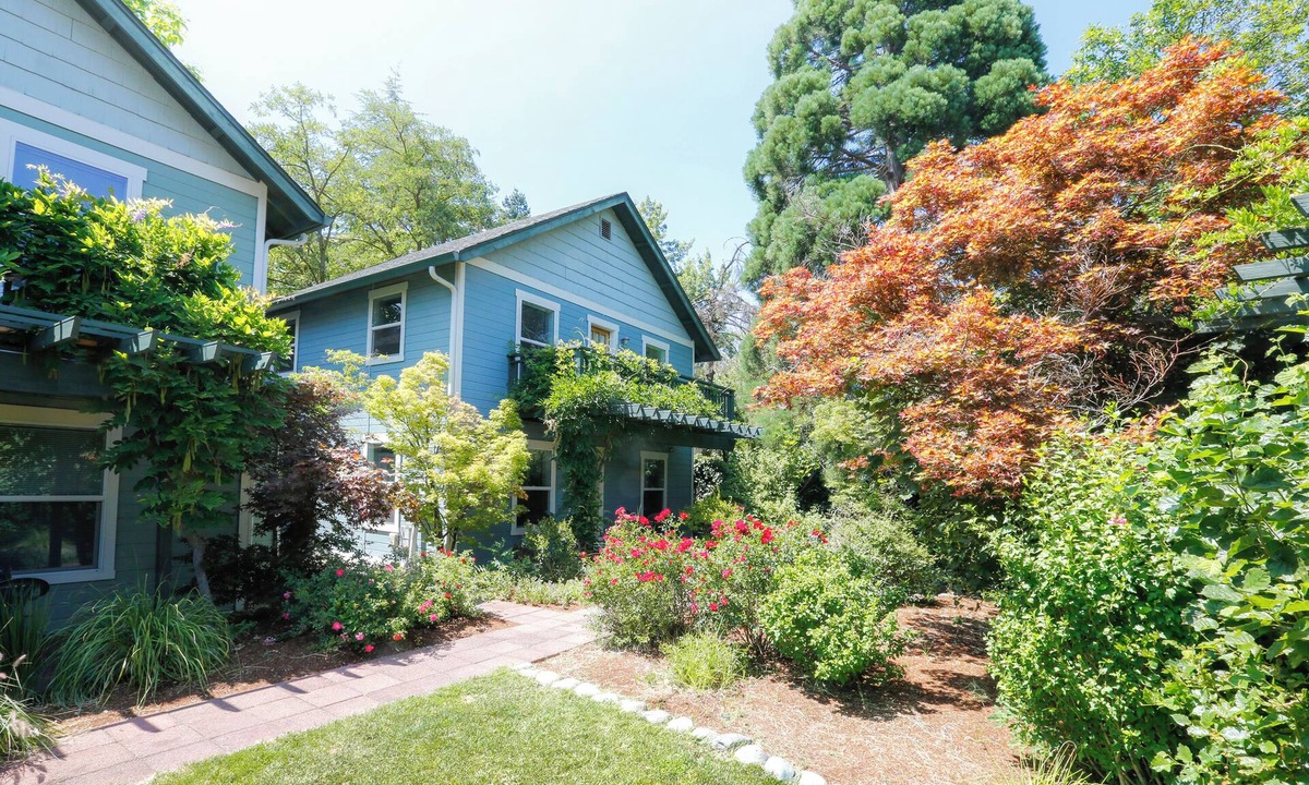 Skidmore Academy Historic District House | ABBOTT'S COTTAGES- The Bluejay. 3 bedroom/2 bath in walking distance to downtown