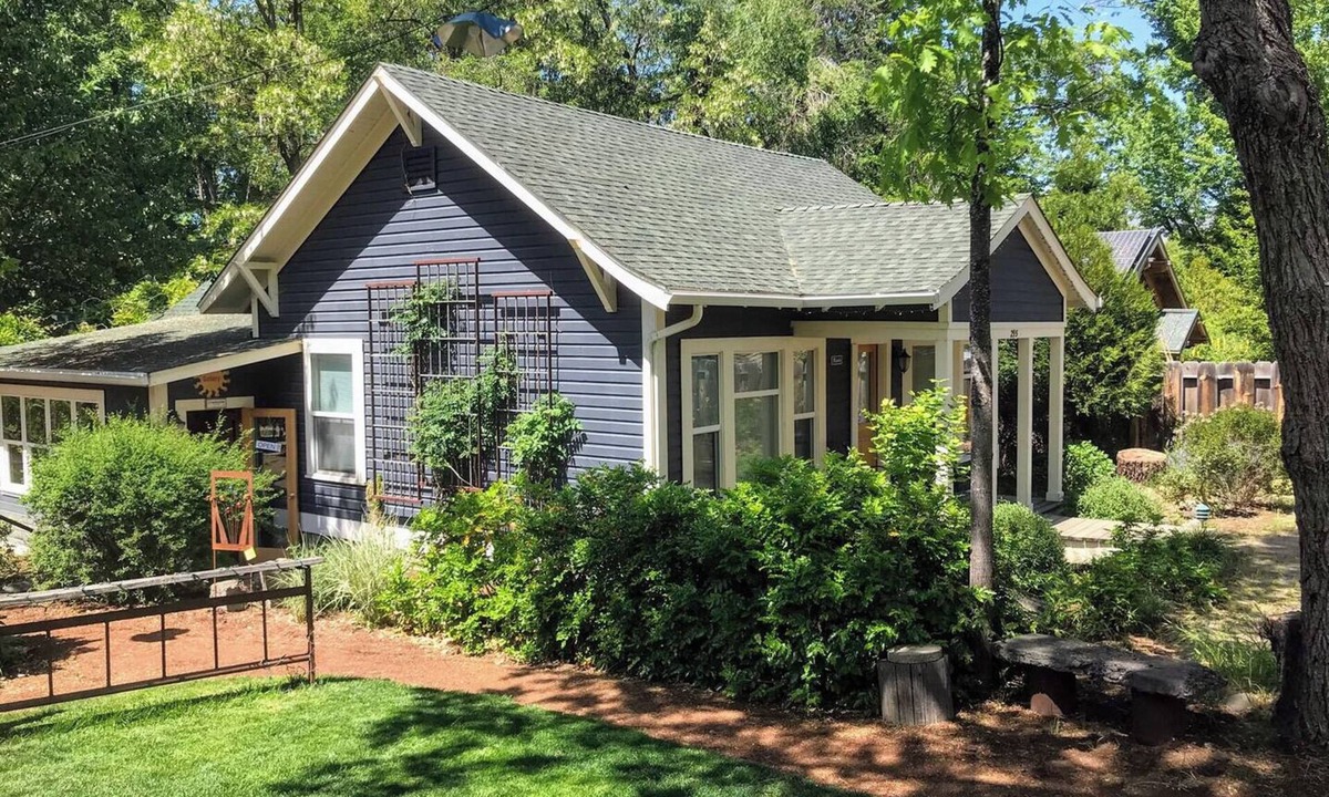 Ashland Cottage | Abbott's Cottages- The Raven. Two bedroom cottage just two blocks to downtown.