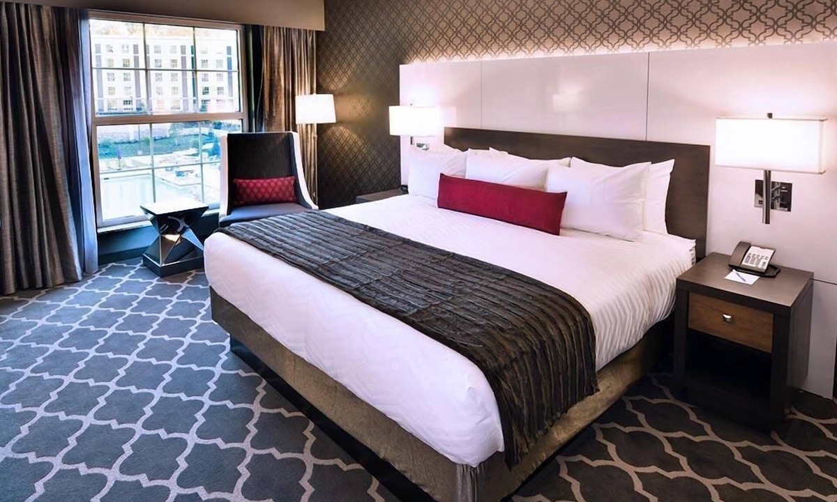 Whitehaven Hotel | Accessible King Room -Outdoor Pool -Restaurants -Gym -Steps to Graceland