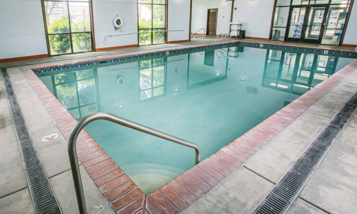Medford Apartment | ADA Double Queen w/Breakfast & Shuttle | Near MFR