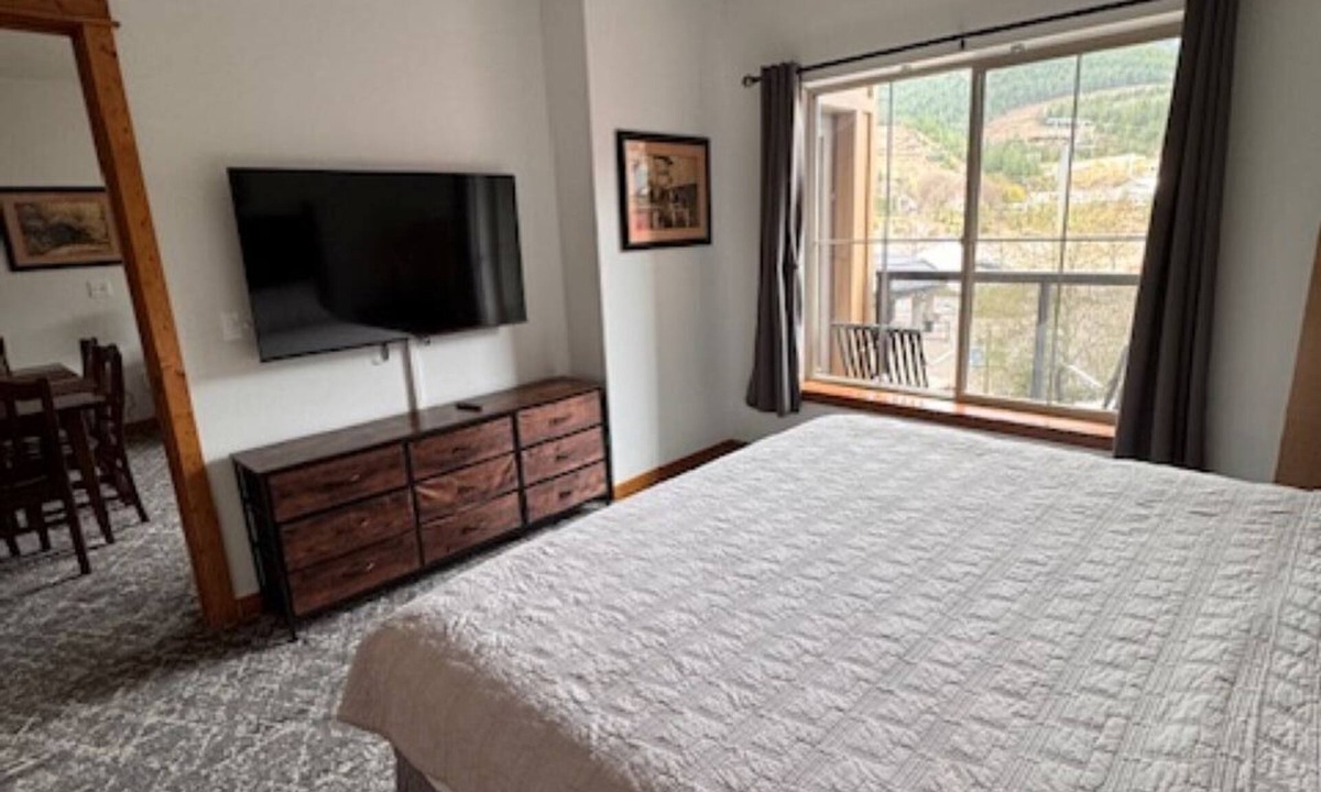 Kellogg Condo | Adjoining studio also available - Gondola View!