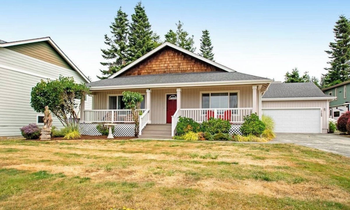 Coupeville House | Adorable island home with beach access, tennis courts, backyard, WiFi & W/D