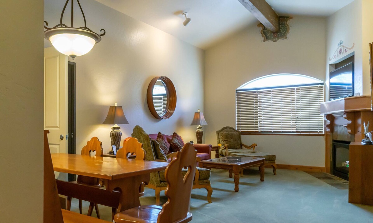Midway Villa | Adventure Hub~Backcountry Ski|Snowmobile|Scuba Diving Villa 3035-1