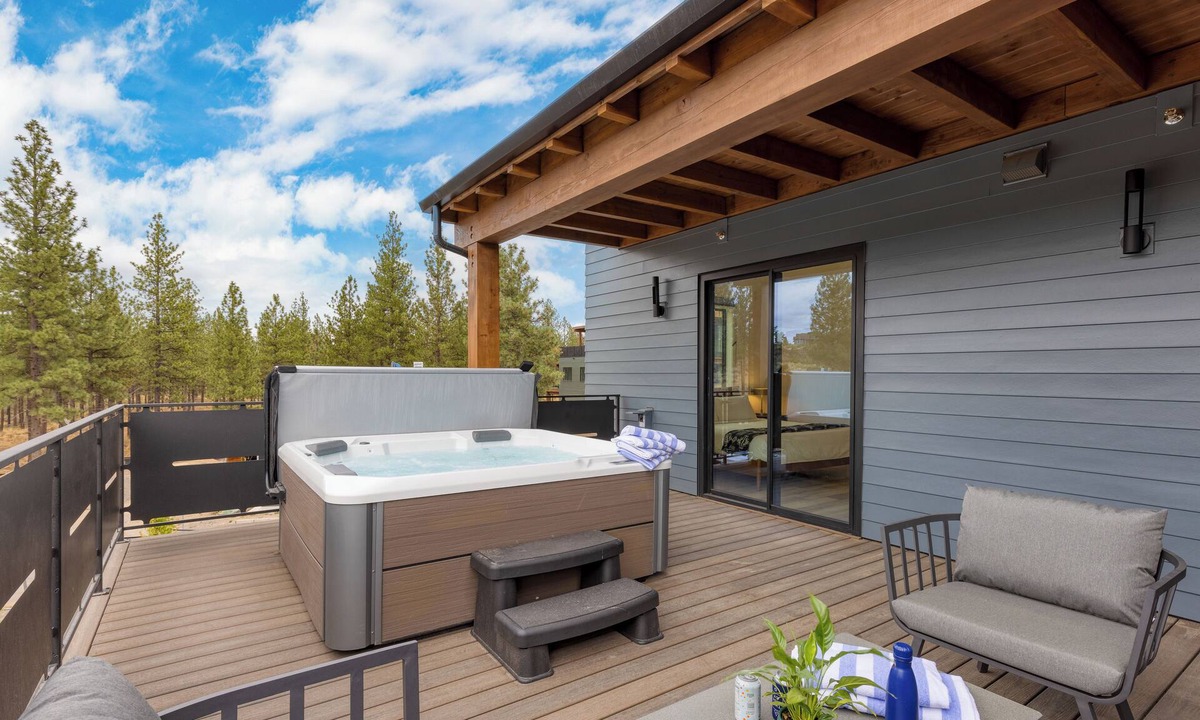 Bend House | Aerie Chic 4 Unit Buyout | 10BDR | Hot Tub + Mountain Views | Mins to Downtown