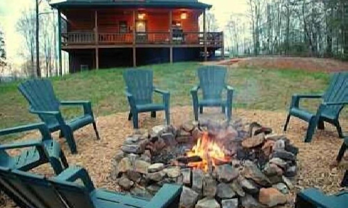 Blue Ridge Cabin | Affordable! Mtn Views, Game Room, Hot Tub, Amenities & More
