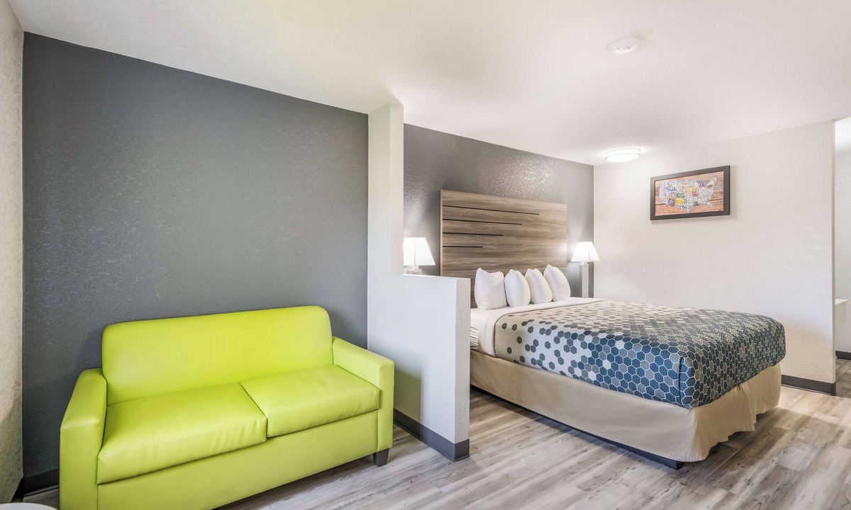Lovington Hotel | Affordable Suite Perfect for Romantic Couple Getaway Near Downtown