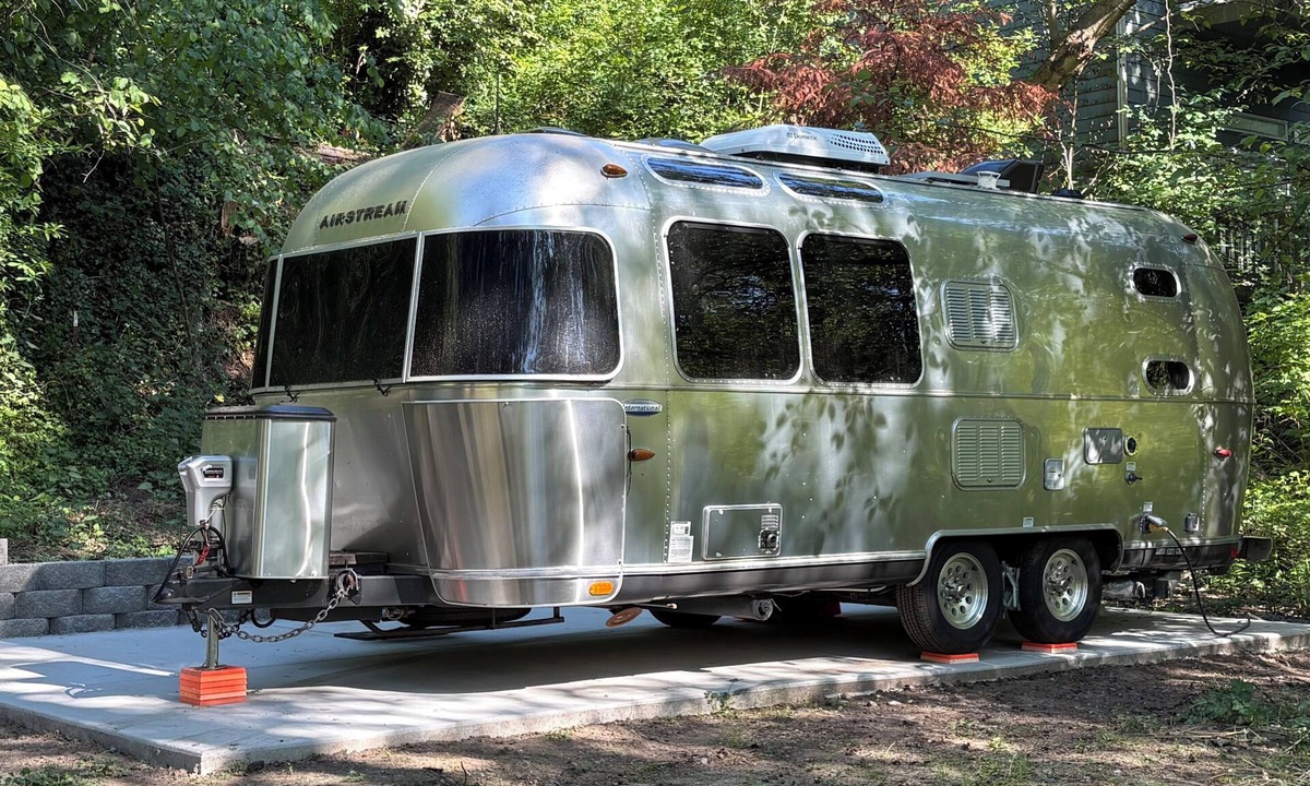 Lake Forest Park House | Airstream Meadow View, Creek & Wildlife - Light Rail to DT Seattle easy