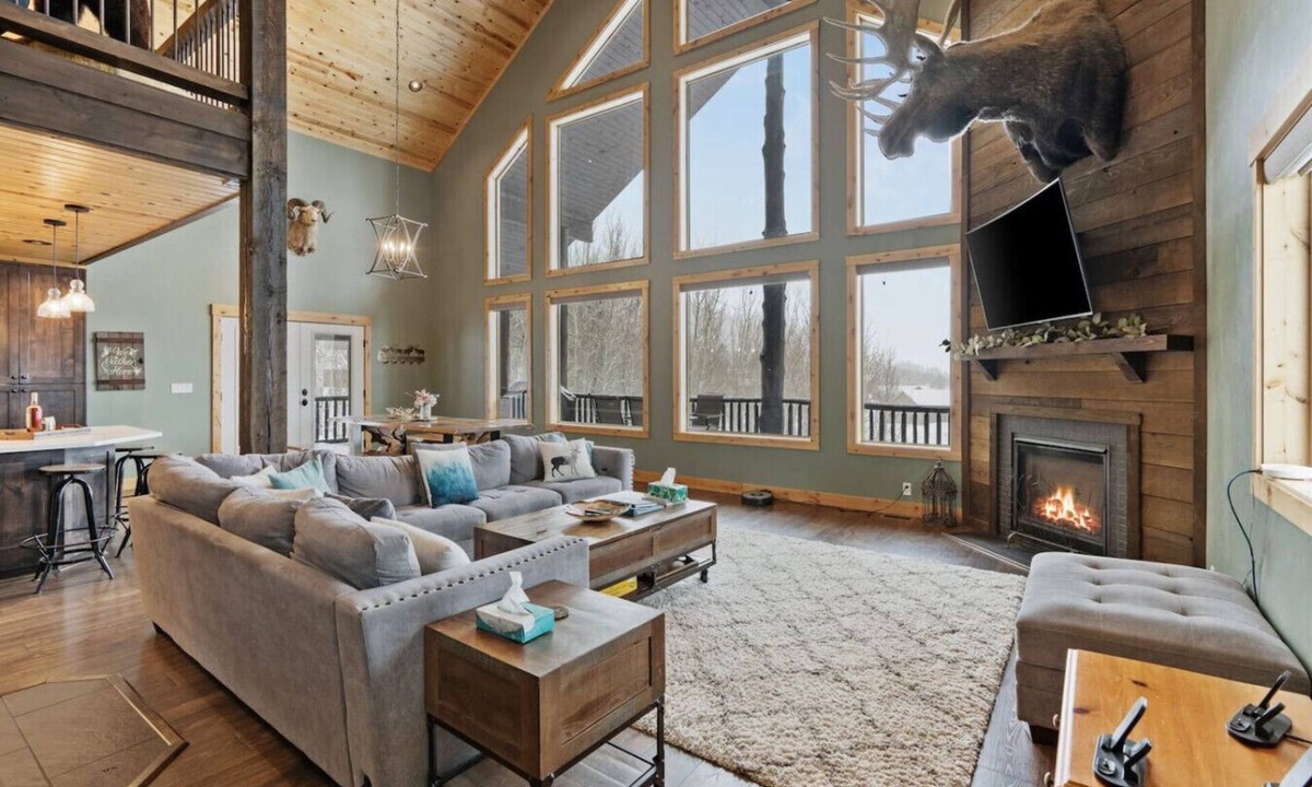 Island Park House | Alaskan Moose Lodge | Yellowstone + Hot Tub, Fire Pit & AC
