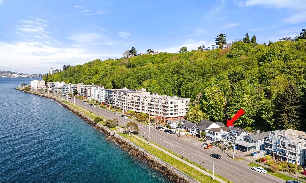 Alki House | Alki Beach Waterfront Retreat w/AC & Mountain Views