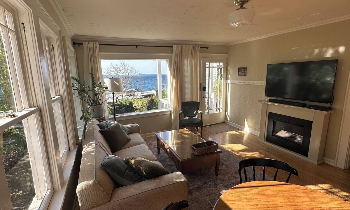North Admiral House | Alki Coastal Charm: Stunning Views, Steps to Beach